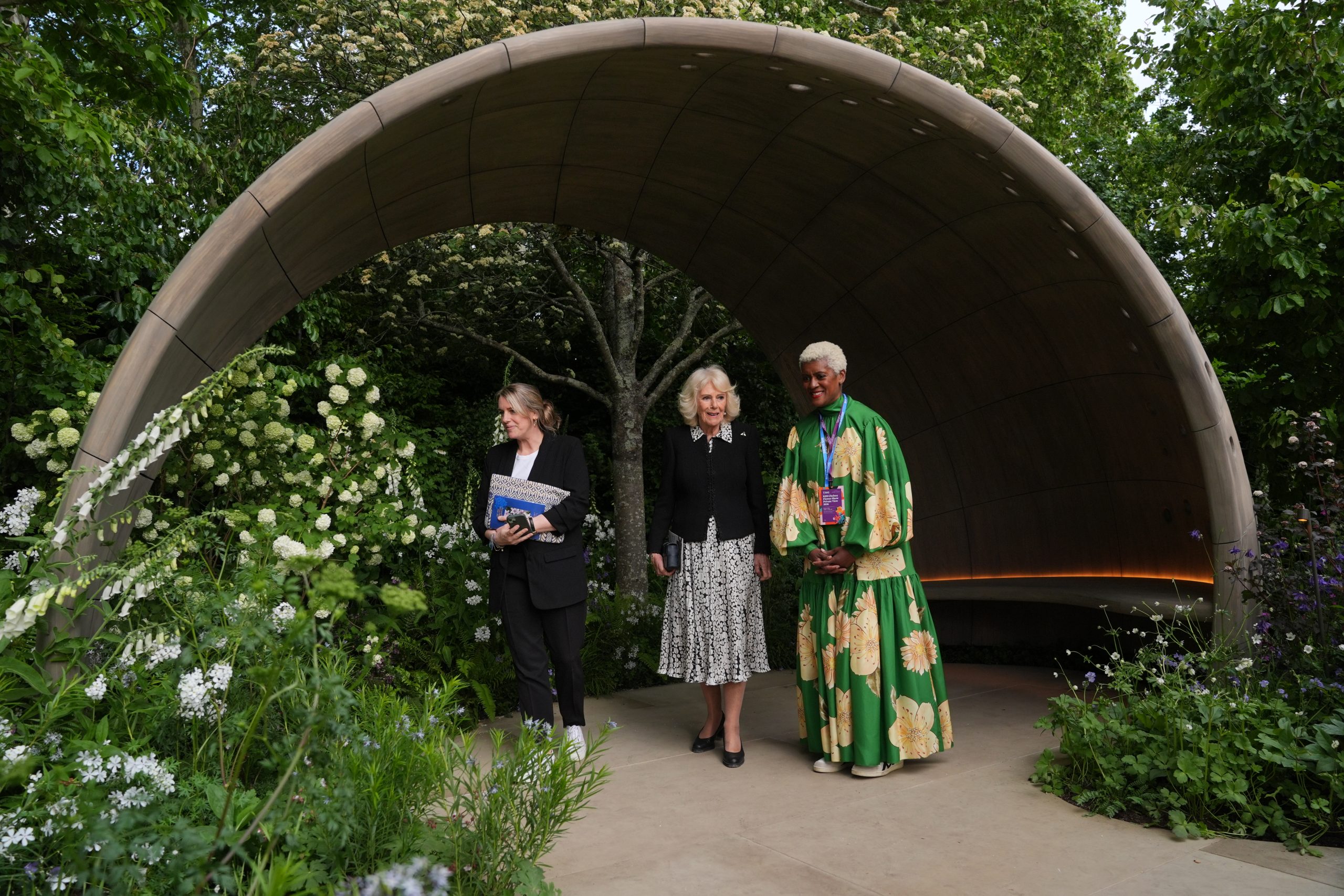 Queen Camilla talks with designer Arit Anderson (right) as they view the Parkinson's UK 'A Garden for Every Parkinson's Journey' © Yui Mok - WPA Pool/Getty Images