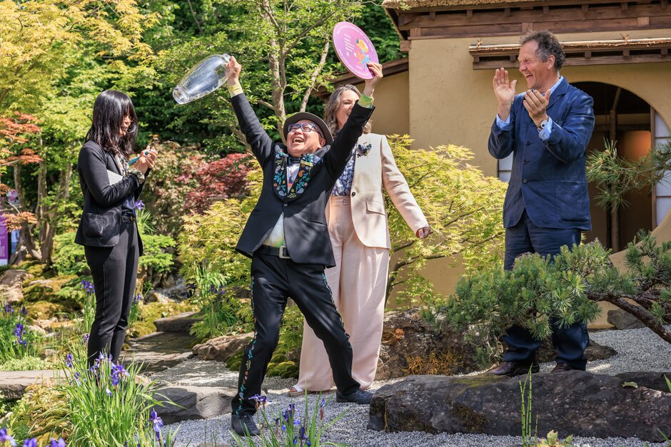 Kazuyuki Ishihara winning his award at RHS Chelsea Flower Show 2025